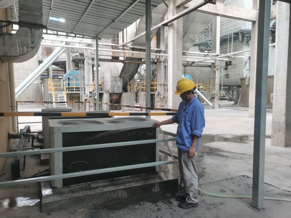 1724977815187165.jpeg 電儀部員工在高溫天氣時沖洗設備.jpg