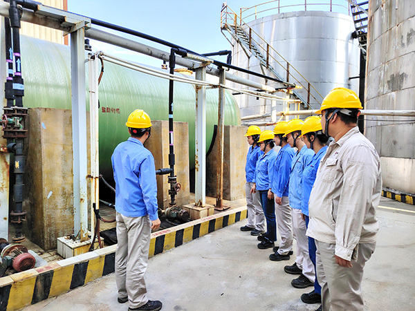 1725259260557577.jpeg 8月30日脫鹽水技術(shù)員田亮給運行人員現(xiàn)場培訓卸酸注意事項.jpg