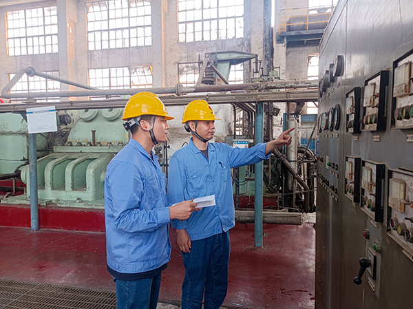 機組現(xiàn)場，老師傅正在向年輕員工傳授操作技藝.jpg