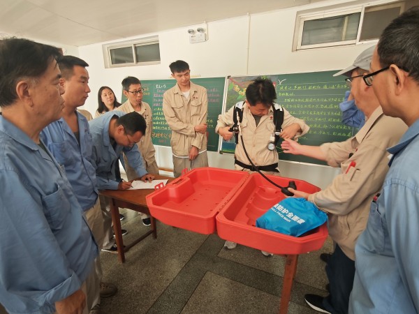 近日，計(jì)控電儀部特邀公司應(yīng)急救援隊(duì)隊(duì)長(zhǎng)寧生修為部門全體員工進(jìn)行心肺復(fù)蘇和空氣呼吸器使用方法的應(yīng)急技能培訓(xùn)1.jpg