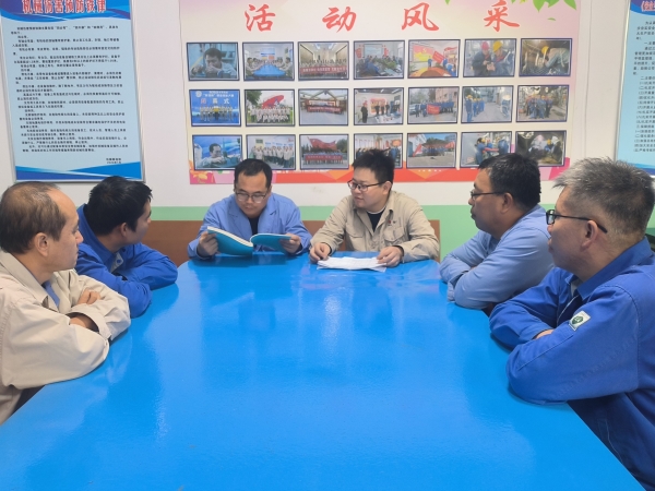 1729753952531755.jpeg 檢修人員在檢修二部進(jìn)行《板式換熱器檢修規(guī)程》的學(xué)習(xí).jpg