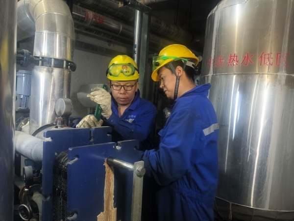 1729753979969358.jpeg 檢修人員在換熱站進(jìn)行板式換熱器的回裝.jpg