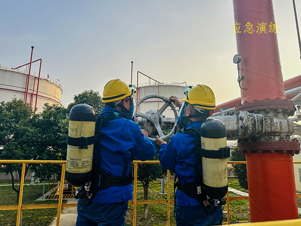 11月8日下午，應(yīng)急演練，圖為演練過程中關(guān)閉裝車總管控制閥.jpg