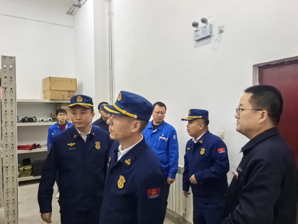 11月13日，咸陽市消防救援支隊(duì)檢查消防器材庫.jpg