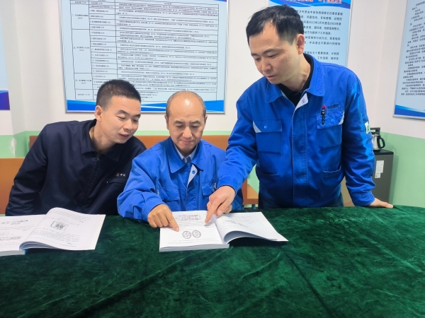 1732178370939122.jpeg 技術(shù)員劉斌與檢修人員進(jìn)行討論.jpg