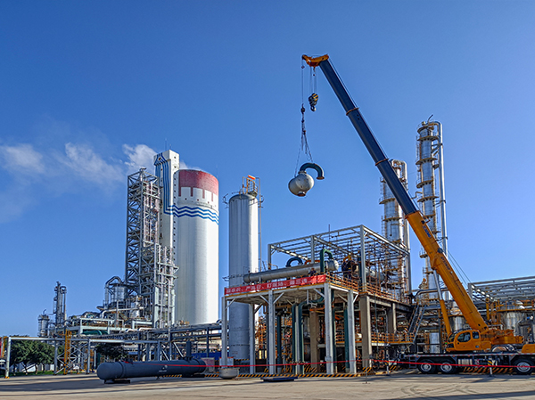 11月27日，吊裝設(shè)備對(duì)換熱器封頭進(jìn)行吊裝  副圖.jpg