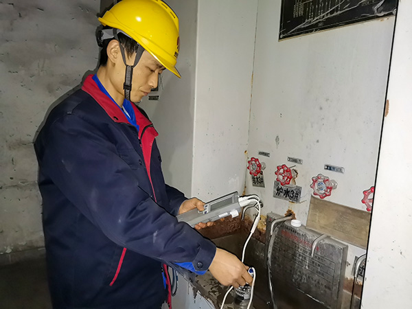 1733811151237384.jpeg 王斐飛在對爐水PH值進行手動檢測.jpg