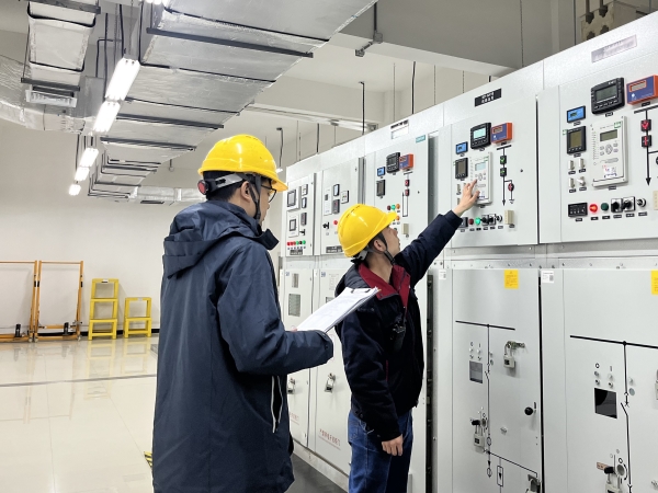 12月，計(jì)控電儀部運(yùn)行人員正在巡檢.jpg