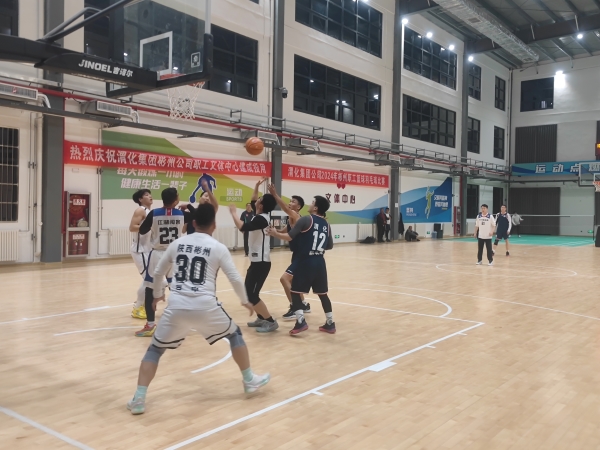 2025年1月2日，彬州市籃球協(xié)會(huì)與彬州公司籃球代表隊(duì)在文體中心開(kāi)展籃球友誼賽-1.jpg