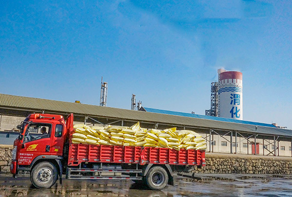 2024年國(guó)慶節(jié)運(yùn)銷市場(chǎng)部裝好尿素的車輛出廠    600.jpg
