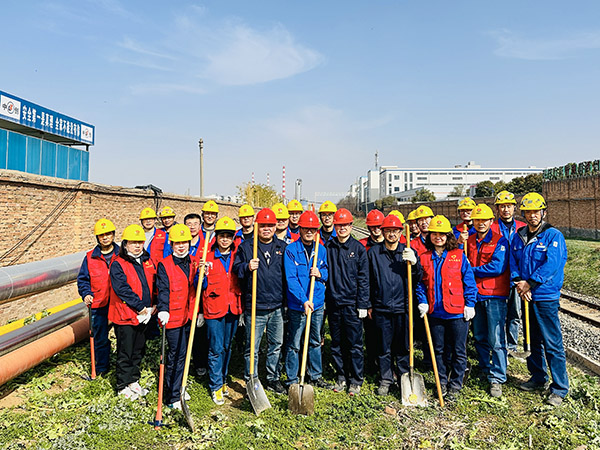 3月20日下午，物料車間黨支部開展“清除雜草保安全 志愿服務(wù)顯擔(dān)當(dāng)”主題活動(dòng)，黨員及青年志愿者集體合影    600.jpg