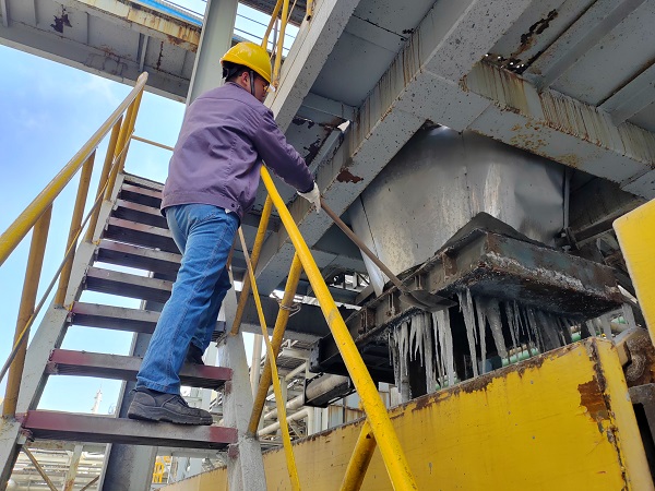 1月28日上午8點半，青工董宇斌在清除管廊掛冰。.jpg