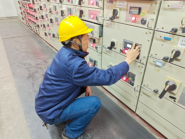 2月5日，運行人員正在配電室巡檢.jpg