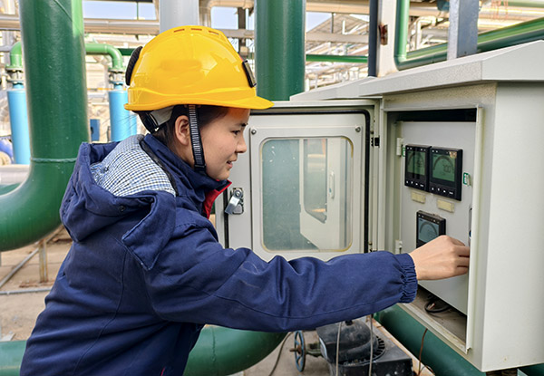 1738976020788921.jpeg 廢水處理崗位人員小馬查看濁度儀的歷史數(shù)據(jù).jpg