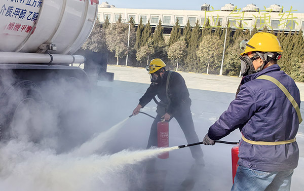 2月12日下午，物料車間191罐區(qū)開展甲醇裝車泄漏應(yīng)急演練 (2).jpg