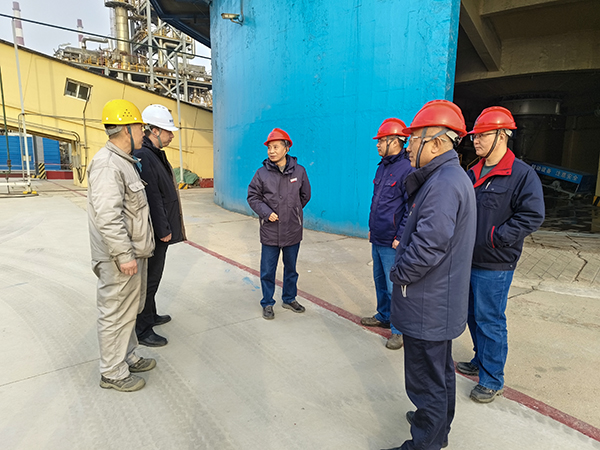 191739947234344851.jpg 2月18日,基建部部長張政權(quán)與尿素車間主任王濤現(xiàn)場檢查項目情況1.jpg