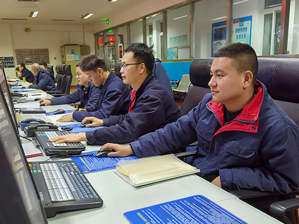 021740905405163038.jpg 操作人員認(rèn)真監(jiān)盤.jpg