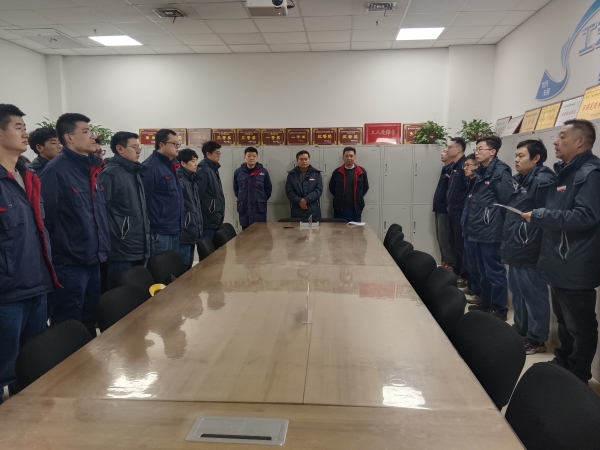 061741219809940308.jpg 車(chē)間組織班前會(huì)時(shí)間學(xué)習(xí)職代會(huì)精神1.jpg