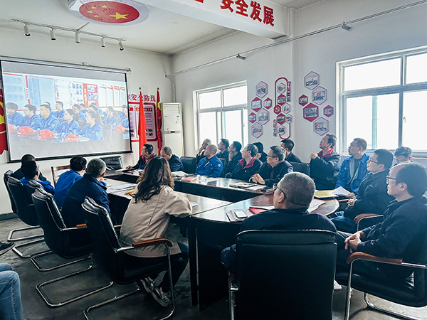 3月13日下午，物料車間黨支部開展“惠學(xué)礪心 筑夢前行”主題黨日活動，圖為集中觀看了陜煤集團(tuán)第一期惠學(xué)礪心大課堂錄播視頻.jpg