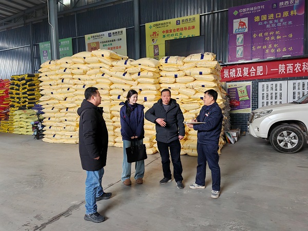 261742972146577626.jpg 2025年3月運銷部職工在寶雞眉縣金渠鎮(zhèn)巨豐農(nóng)資2_AI看圖.jpg