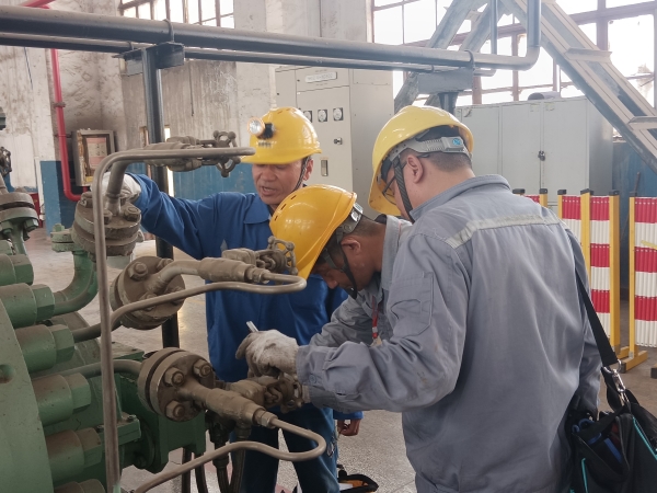 4月8日，計(jì)控電儀部空分尿素工段韋西榮帶領(lǐng)儀表人員進(jìn)入一期機(jī)組廠房進(jìn)行機(jī)組檢修軸系儀表。.jpg