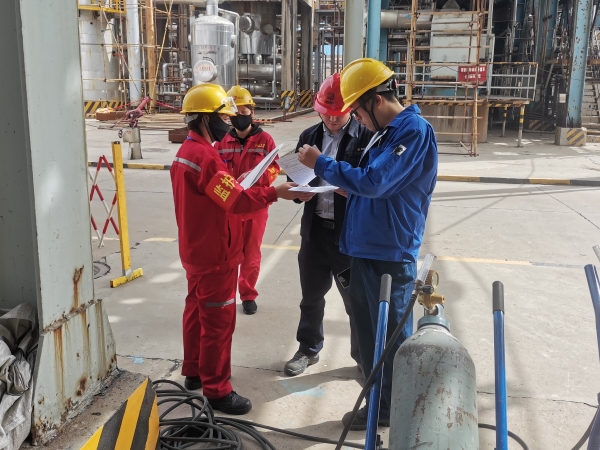 101744242814345439.jpg 片區(qū)技術(shù)員陳南現(xiàn)場(chǎng)檢查作業(yè)票證.jpg