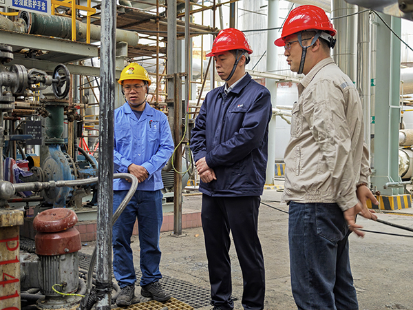 111744354221872780.jpg 總經(jīng)理趙強(qiáng)深入檢修現(xiàn)場(chǎng)檢查3.jpg