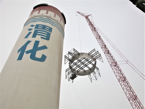 131744497647161781.jpg 4月11日,主桁架吊裝.jpg