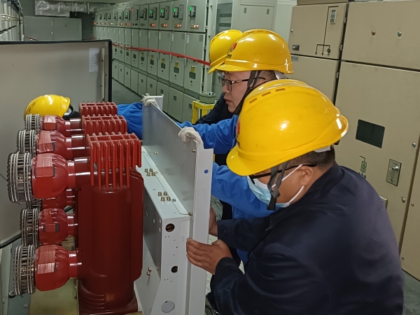 131744499287164343.jpg 趙飛對(duì)開(kāi)關(guān)柜進(jìn)行檢修維護(hù).jpg