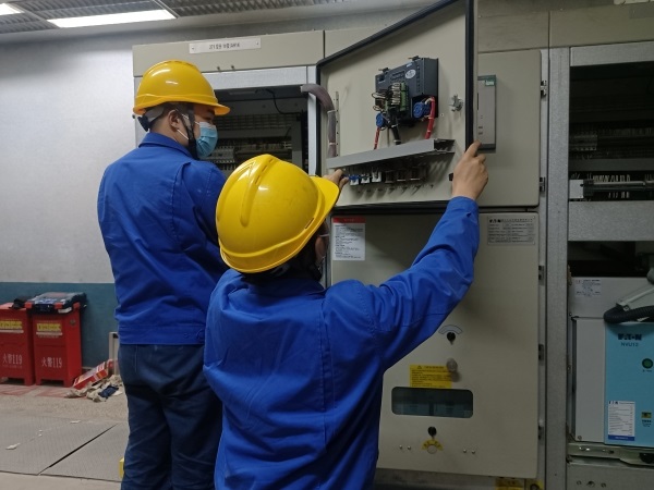 131744499326135783.jpg 朱慶對(duì)開(kāi)關(guān)柜二次回路進(jìn)行檢查.jpg