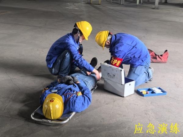 141744612670587232.jpg 演練中傷員緊急救助.jpg