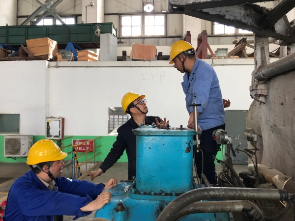 141744613610143601.jpg 現(xiàn)場(chǎng)技術(shù)溝通.jpg