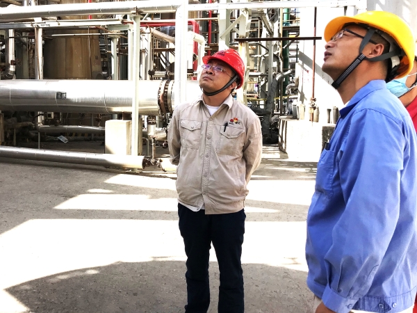 151744705819275035.jpg 車間負(fù)責(zé)人檢查現(xiàn)場.jpg