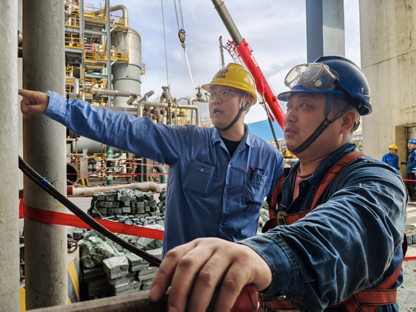 161744763423205444.jpg 雒勇舟在檢修現(xiàn)場叮囑外協(xié)人員.jpg