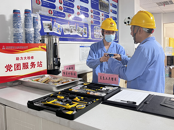 161744787203644772.jpg 黨團服務(wù)站志愿者為檢修人員提供酸梅湯.jpg