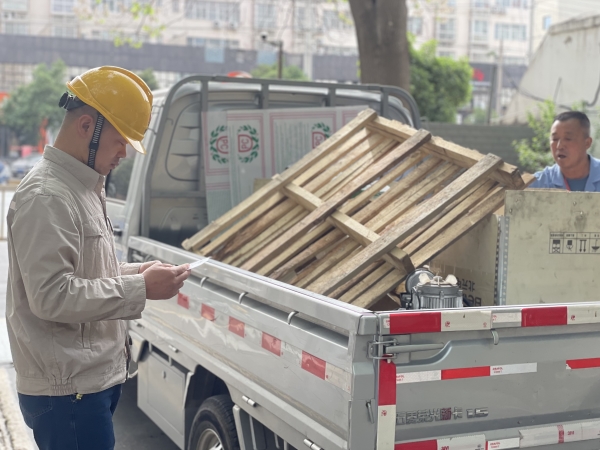 161744795554130787.jpg 審查核驗(yàn)進(jìn)出廠車輛物資2.jpg