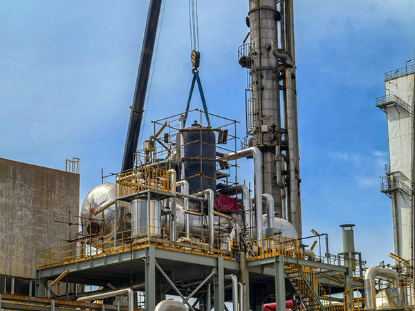 4月16日上午11時(shí)許，新的除氧頭吊裝到位   600.jpg