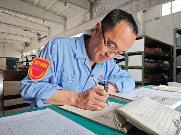 181744953596184878.jpg 劉阿鵬現(xiàn)場登記辦理工器具借用手續(xù).jpg