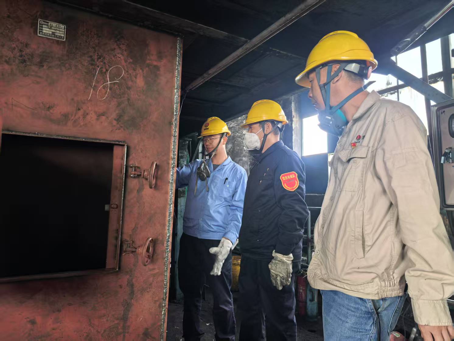 大檢修現場-黨員黃保榮、秦寶權、楊峰查看四號轉運站安裝調試情況.jpg