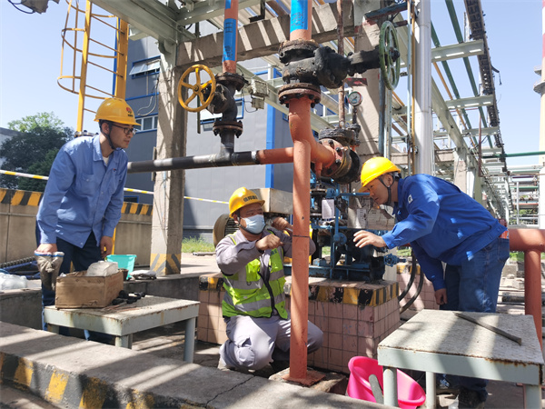 191745060884606081.jpg 車間技術(shù)員達(dá)澤龍、梁健與施工方討論630至162管線碰管進(jìn)展.jpg