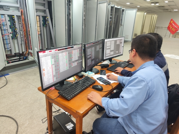 4.20日晚，計(jì)控電儀部技術(shù)攻堅(jiān)團(tuán)隊(duì)成員張智磊正在一期控制室對新煤皮帶稱重系統(tǒng)進(jìn)行系統(tǒng)調(diào)試.jpg