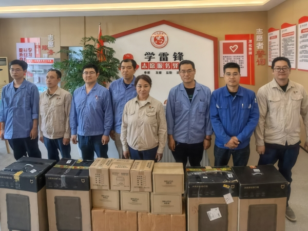 291745910828197412.jpg 志愿者代表合影2.jpg