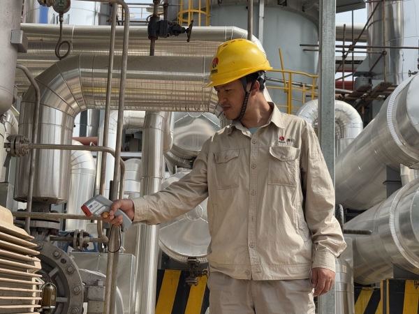 281748386062547436.jpg 崗位人員現(xiàn)場機(jī)泵測溫.jpg