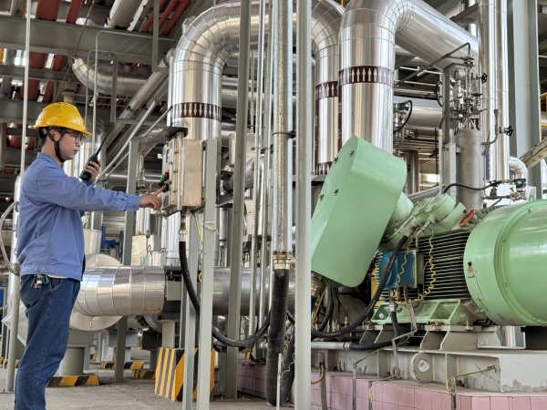 091749435723180240.jpg 崗位人員在現(xiàn)場操作畫面.jpg