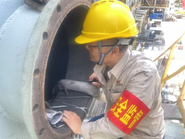 071751858613100330.jpg 班長(zhǎng)張宏濤在氣化煤漿槽處復(fù)查清洗完成工作.jpg