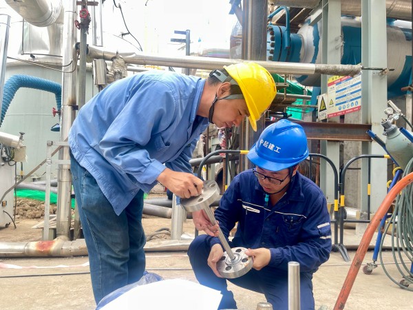 101752104959700050.jpg 換熱器檢修工作負(fù)責(zé)技術(shù)員劉小龍全程指導(dǎo).jpg