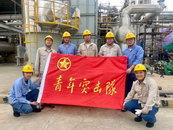 101752104978123459.jpg 更換E7502換熱器檢修工作青年突擊隊 .jpg