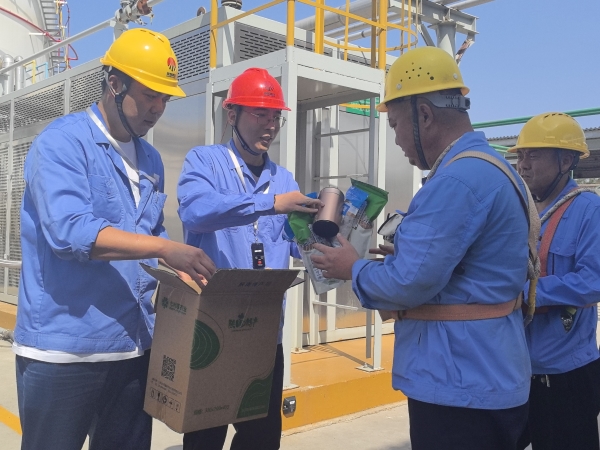 181752825575630498.jpg 2025年7月16日,乙二醇車間在裝車現(xiàn)場為職工送上清涼物資-1.jpg