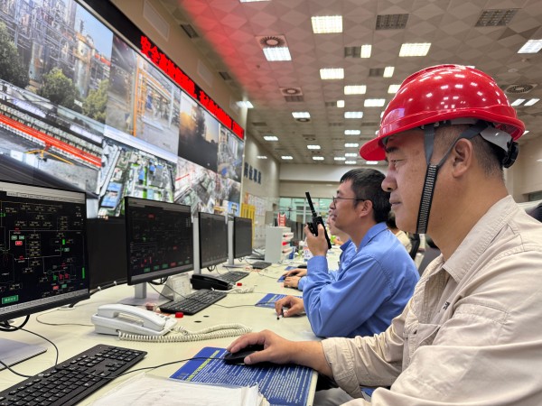 211753054336945194.jpg 中控室開(kāi)車(chē)畫(huà)面.jpg