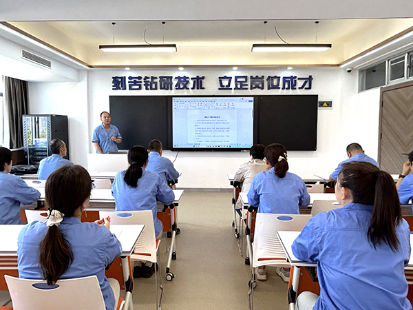 8月14日黨委工作部為塑業(yè)公司宣傳骨干開展專題技 能培訓(xùn)。   副圖.jpg